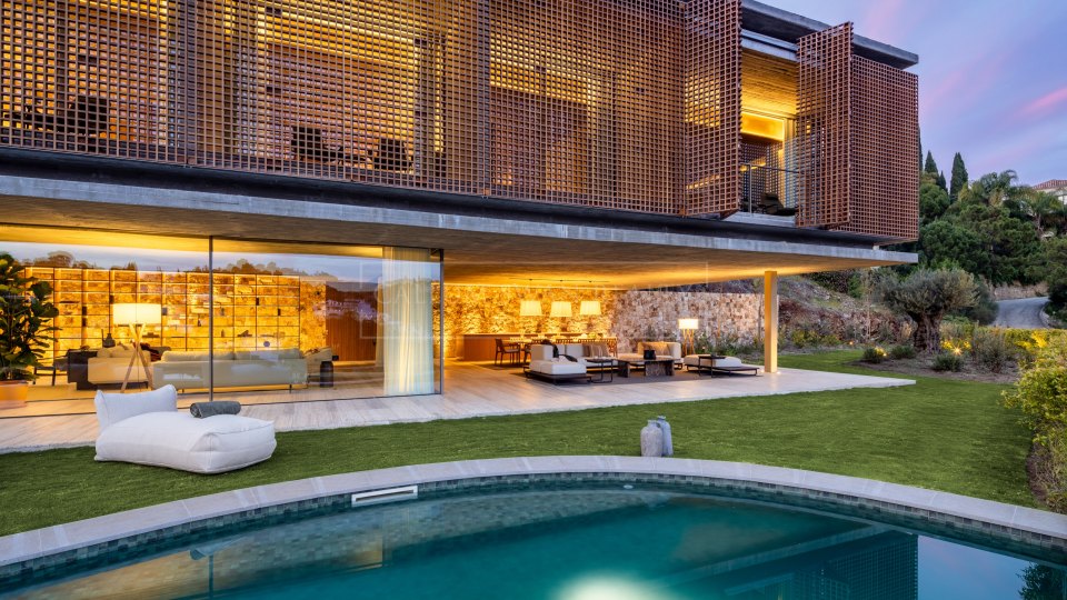 Benahavis, Contemporary Mountain Retreat with Panoramic Views in El Madroñal