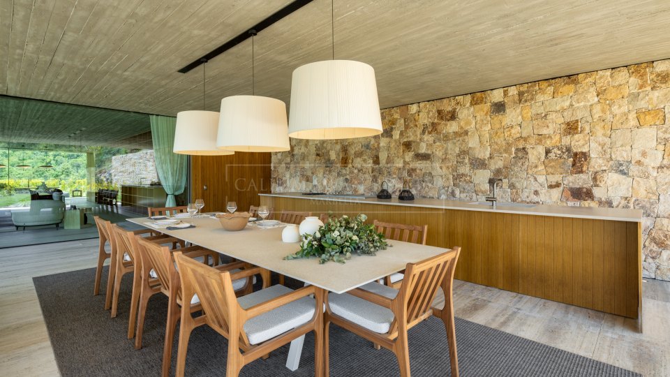 Benahavis, Contemporary Mountain Retreat with Panoramic Views in El Madroñal