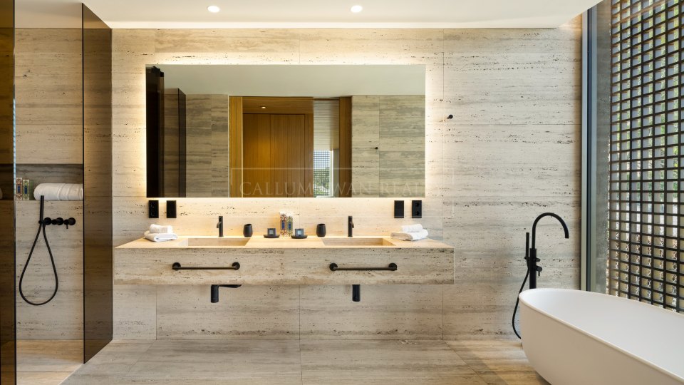 Benahavis, Contemporary Mountain Retreat with Panoramic Views in El Madroñal
