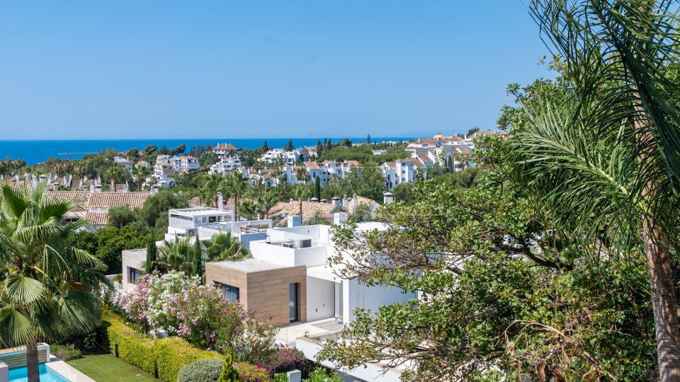 Marbella Golden Mile, Townhouse with Rooftop Terrace in Altos de Puente Romano, Marbella’s Golden Mile