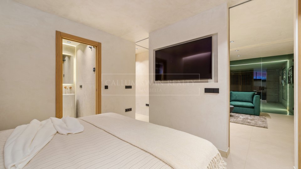 Marbella Golden Mile, Renovated Townhouse for Sale in Altos de Puente Romano, Marbella