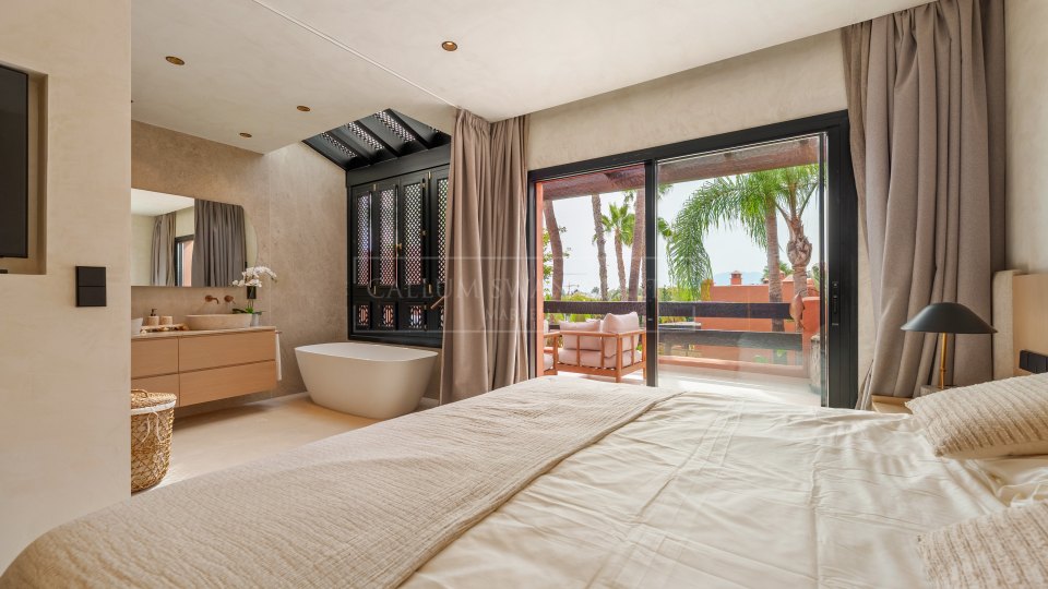 Marbella Golden Mile, Renovated Townhouse for Sale in Altos de Puente Romano, Marbella