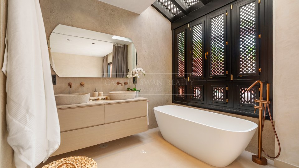 Marbella Golden Mile, Renovated Townhouse for Sale in Altos de Puente Romano, Marbella