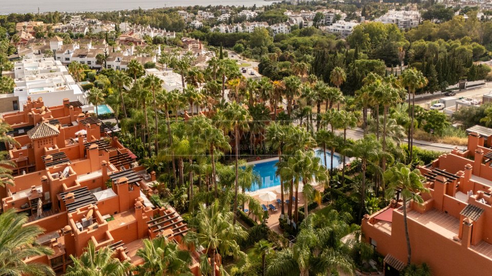 Marbella Golden Mile, Renovated Townhouse for Sale in Altos de Puente Romano, Marbella