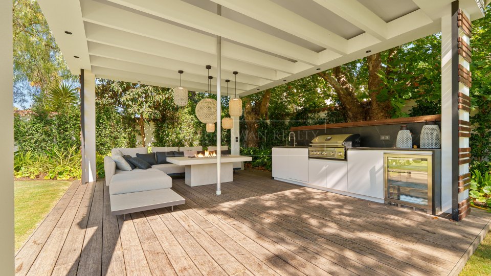Marbella - Puerto Banus, Unique Single-Level Villa in Puerto Banús, Marbella