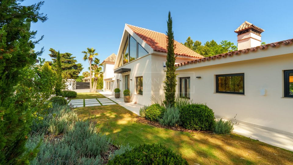 Marbella - Puerto Banus, Unique Single-Level Villa in Puerto Banús, Marbella