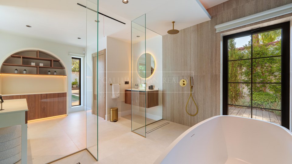 Marbella - Puerto Banus, Unique Single-Level Villa in Puerto Banús, Marbella
