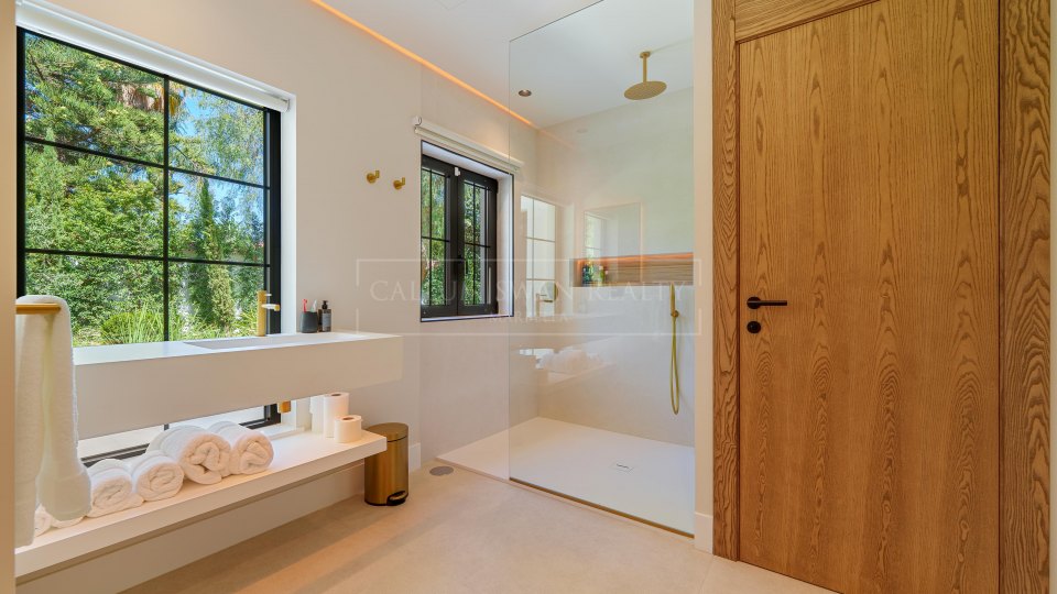 Marbella - Puerto Banus, Unique Single-Level Villa in Puerto Banús, Marbella