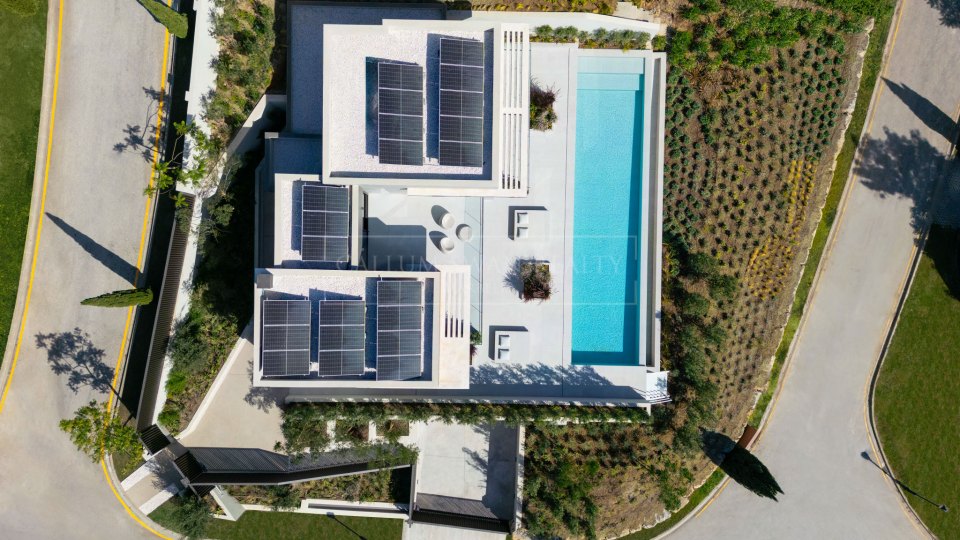 Benahavis, Elegante villa de nueva construcción con vistas al mar en venta en Los Flamingos, Benahavís
