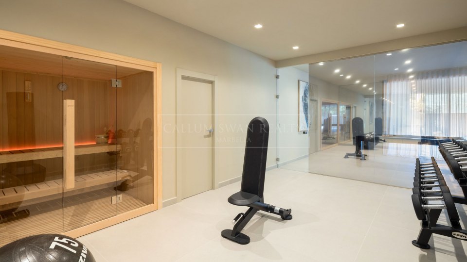 Benahavis, Elegante villa de nueva construcción con vistas al mar en venta en Los Flamingos, Benahavís