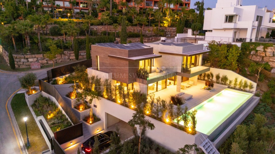 Benahavis, Elegante villa de nueva construcción con vistas al mar en venta en Los Flamingos, Benahavís