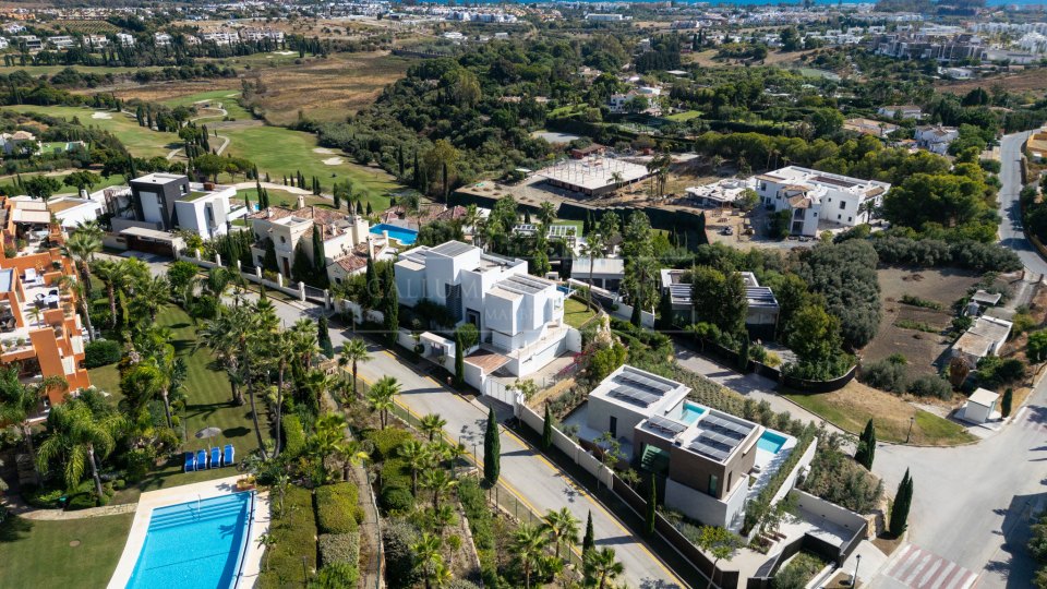 Benahavis, Elegante villa de nueva construcción con vistas al mar en venta en Los Flamingos, Benahavís
