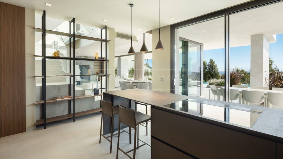 Benahavis, Elegante villa de nueva construcción con vistas al mar en venta en Los Flamingos, Benahavís