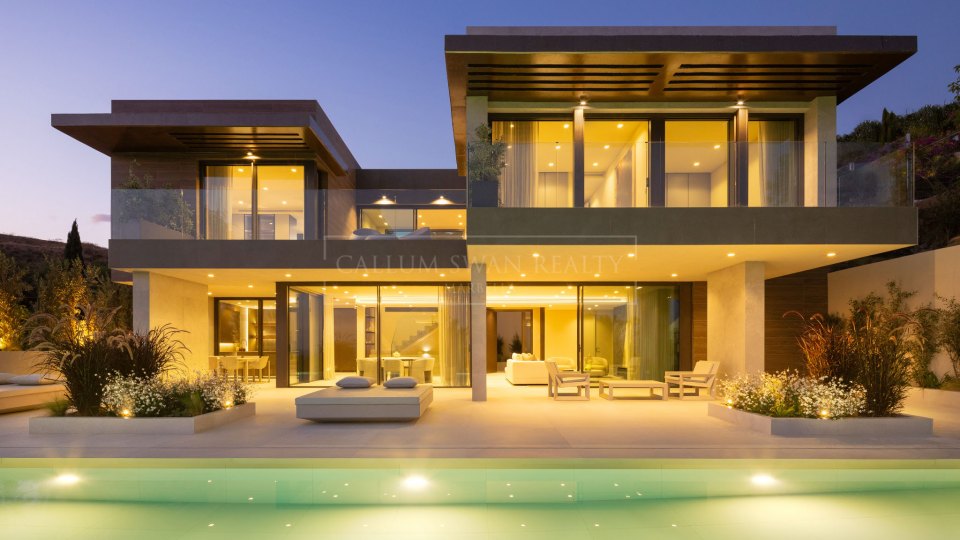 Benahavis, Elegante villa de nueva construcción con vistas al mar en venta en Los Flamingos, Benahavís