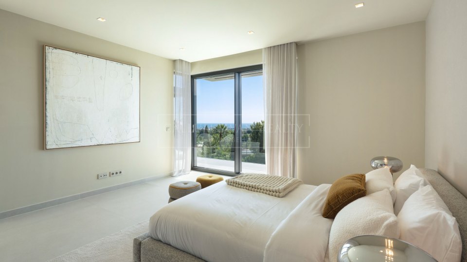 Benahavis, Elegante villa de nueva construcción con vistas al mar en venta en Los Flamingos, Benahavís