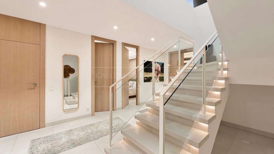 Nueva Andalucia, Villa contemporánea con vistas panorámicas en venta en el Valle del Golf de Marbella