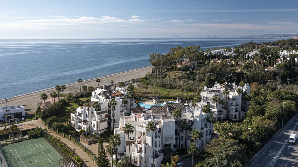 Estepona, Penthouse de luxe en bord de mer avec vue sur la mer à Bahía del Velerín, Estepona