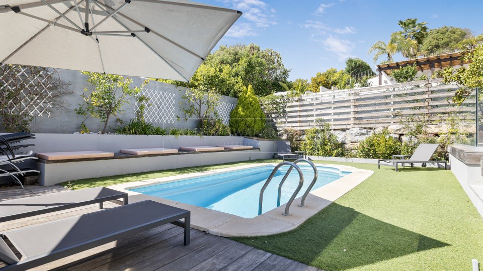 Benahavis, Spacious Townhouse in La Perla de la Heredia, Benahavis
