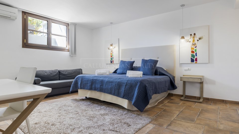 Benahavis, Spacious Townhouse in La Perla de la Heredia, Benahavis