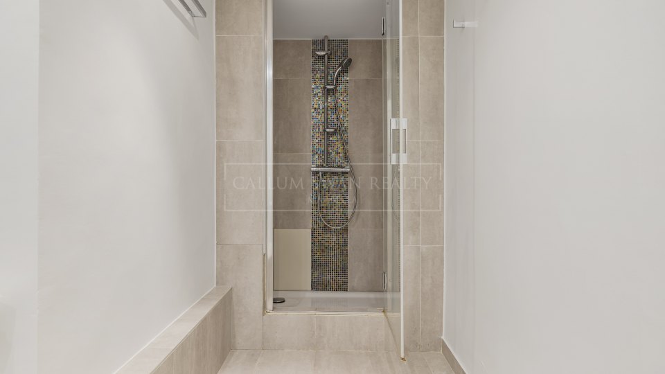 Benahavis, Spacious Townhouse in La Perla de la Heredia, Benahavis
