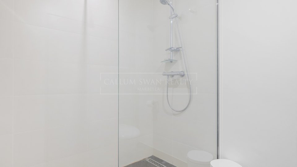 Benahavis, Spacious Townhouse in La Perla de la Heredia, Benahavis