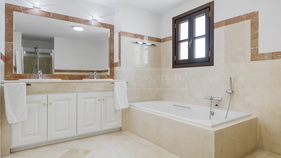 Benahavis, Spacious Townhouse in La Perla de la Heredia, Benahavis