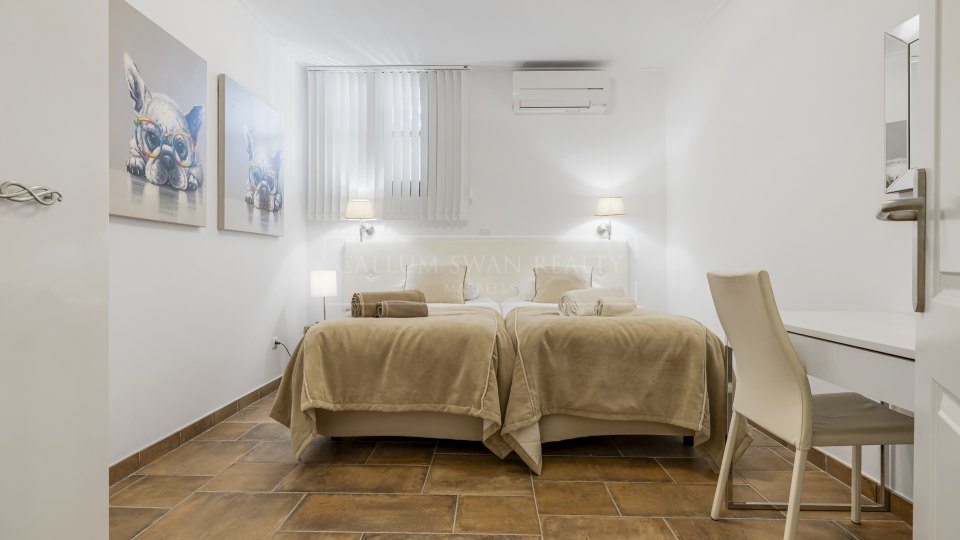 Benahavis, Spacious Townhouse in La Perla de la Heredia, Benahavis
