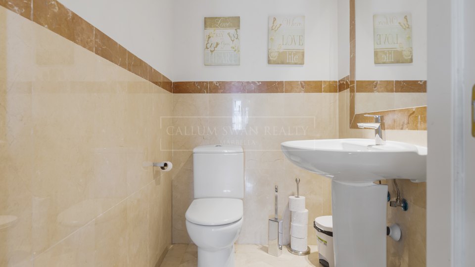Benahavis, Spacious Townhouse in La Perla de la Heredia, Benahavis