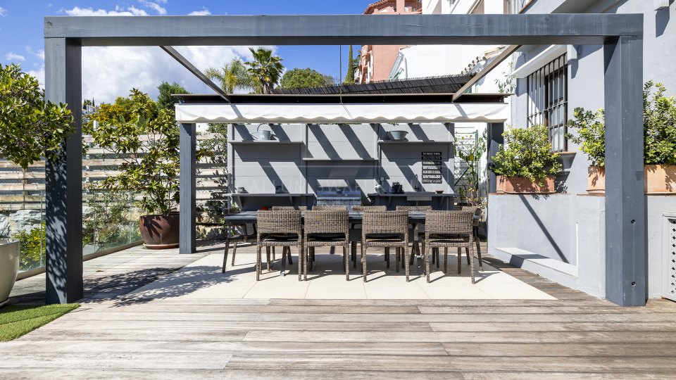 Benahavis, Spacious Townhouse in La Perla de la Heredia, Benahavis