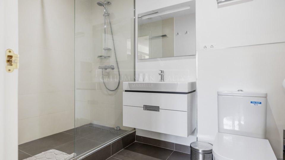 Benahavis, Spacious Townhouse in La Perla de la Heredia, Benahavis