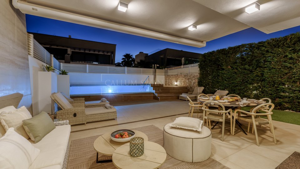 Marbella - Puerto Banus, Contemporánea villa adosada en venta en Puerto Banús