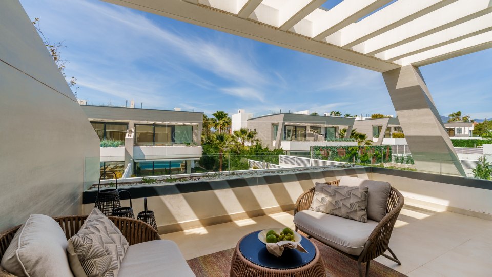 Marbella - Puerto Banus, Contemporánea villa adosada en venta en Puerto Banús