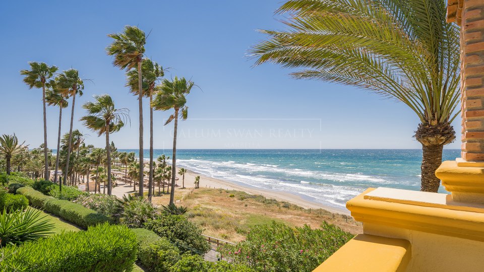Marbella Este, Apartamento reformado en primera línea de playa en Rio Real Playa, Marbella