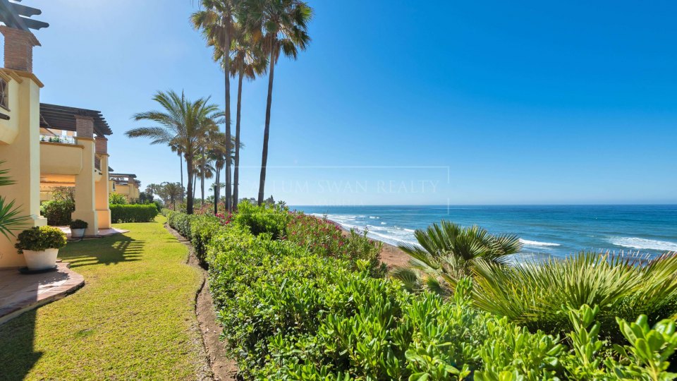 Marbella Este, Apartamento reformado en primera línea de playa en Rio Real Playa, Marbella