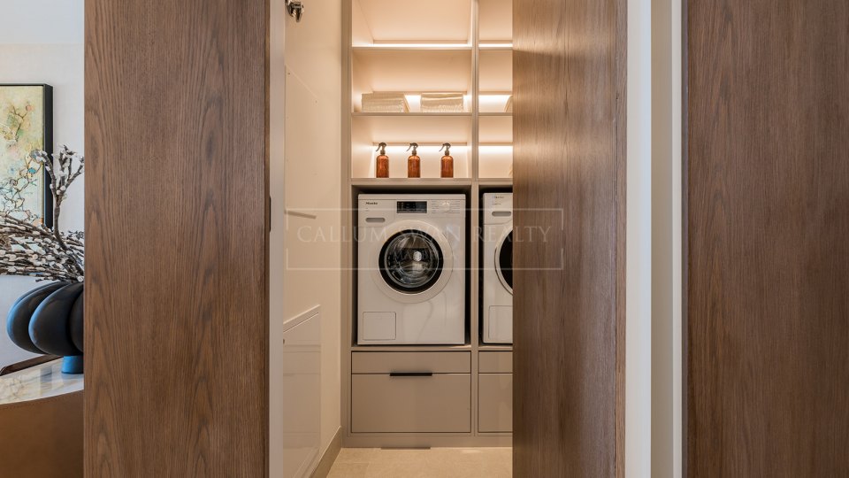 Marbella Este, Apartamento reformado en primera línea de playa en Rio Real Playa, Marbella