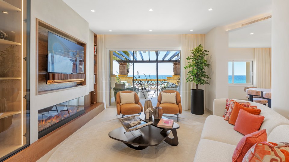 Marbella Este, Apartamento reformado en primera línea de playa en Rio Real Playa, Marbella