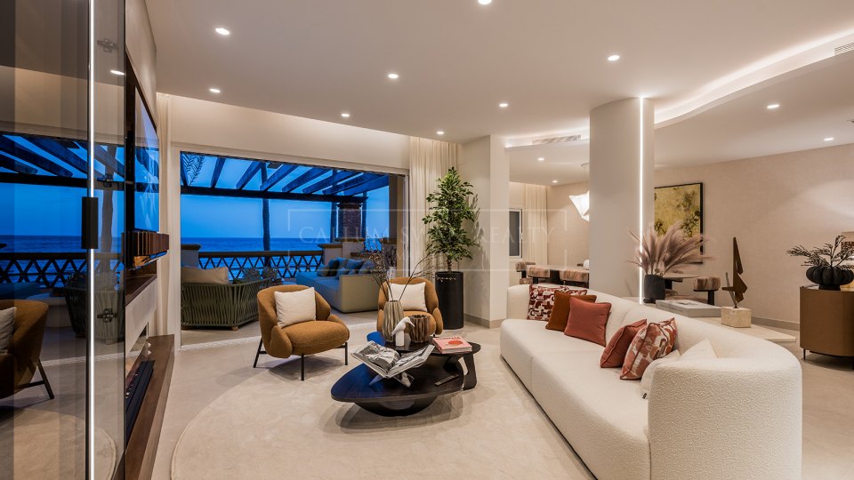 Marbella Este, Apartamento reformado en primera línea de playa en Rio Real Playa, Marbella