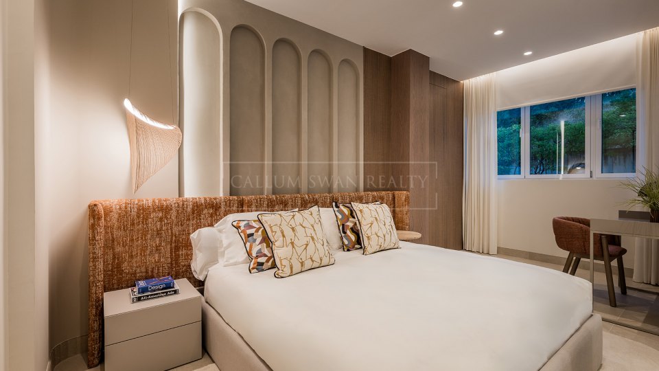 Marbella Este, Apartamento reformado en primera línea de playa en Rio Real Playa, Marbella