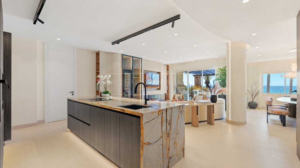 Marbella Este, Apartamento reformado en primera línea de playa en Rio Real Playa, Marbella