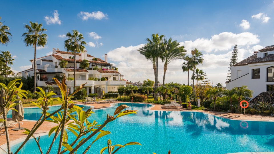 Marbella Golden Mile, Elegante Ático Dúplex con vistas abiertas al Mar en Monte Paraíso Country Club