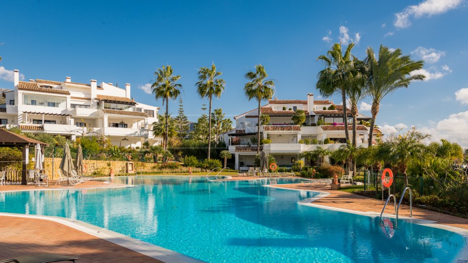 Marbella Golden Mile, Elegante Ático Dúplex con vistas abiertas al Mar en Monte Paraíso Country Club