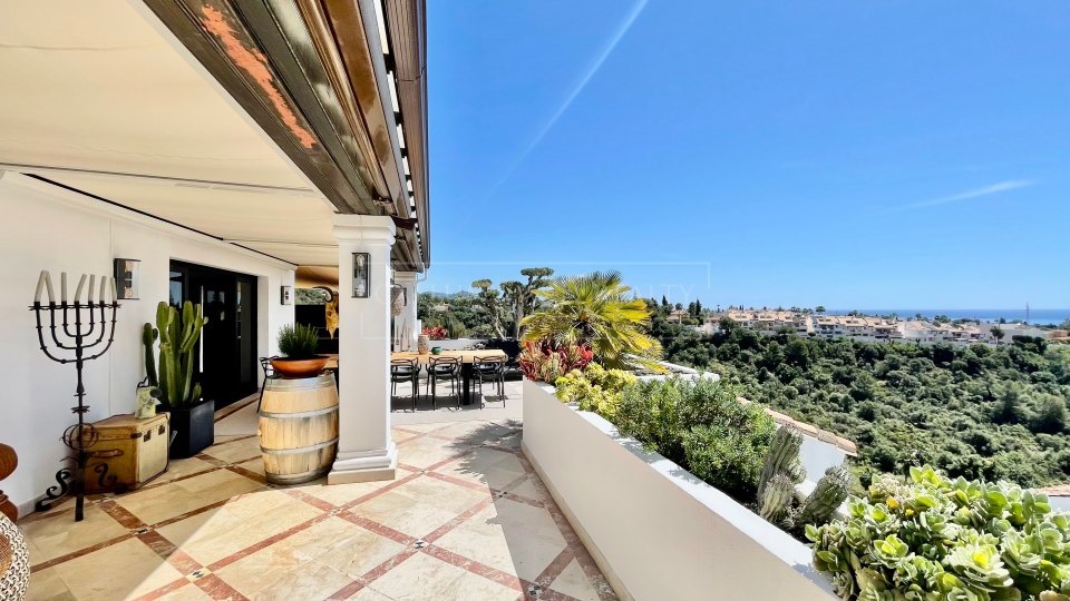 Marbella Golden Mile, Elegante Ático Dúplex con vistas abiertas al Mar en Monte Paraíso Country Club