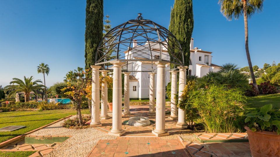 Marbella Golden Mile, Elegante Ático Dúplex con vistas abiertas al Mar en Monte Paraíso Country Club