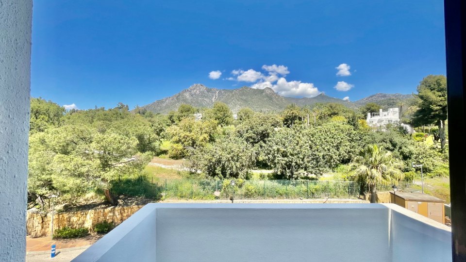 Marbella Golden Mile, Elegante Ático Dúplex con vistas abiertas al Mar en Monte Paraíso Country Club
