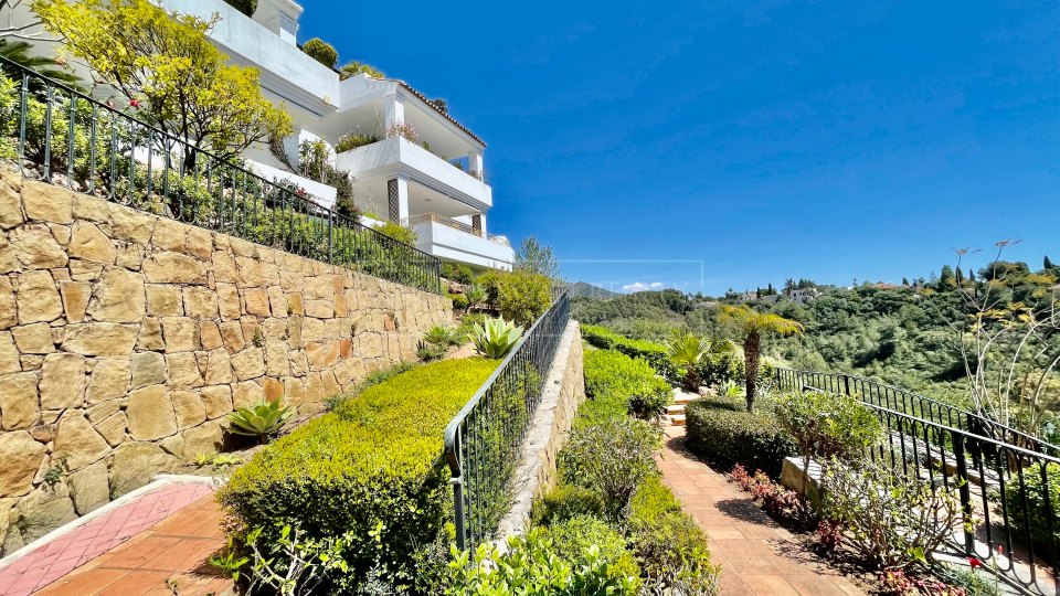 Marbella Golden Mile, Elegante Ático Dúplex con vistas abiertas al Mar en Monte Paraíso Country Club