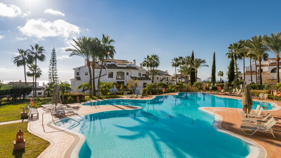Marbella Golden Mile, Elegante Ático Dúplex con vistas abiertas al Mar en Monte Paraíso Country Club