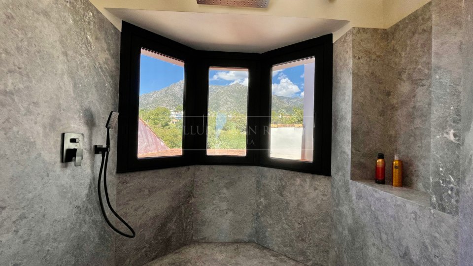 Marbella Golden Mile, Elegante Ático Dúplex con vistas abiertas al Mar en Monte Paraíso Country Club