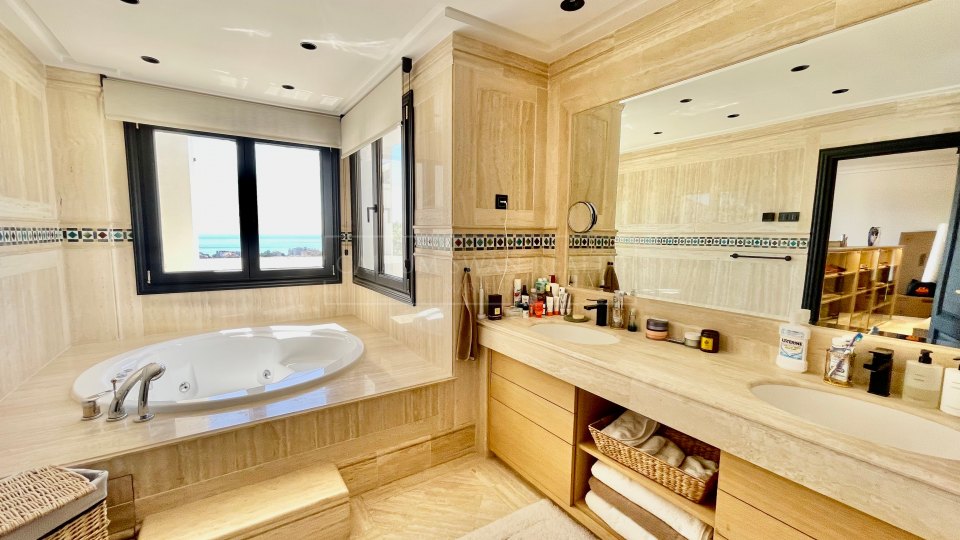 Marbella Golden Mile, Elegante Ático Dúplex con vistas abiertas al Mar en Monte Paraíso Country Club