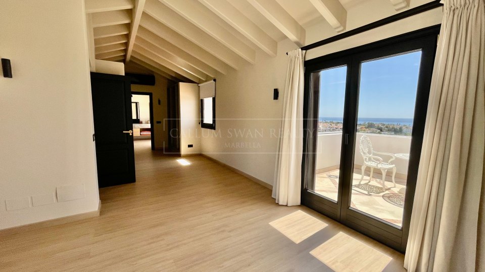 Marbella Golden Mile, Elegante Ático Dúplex con vistas abiertas al Mar en Monte Paraíso Country Club