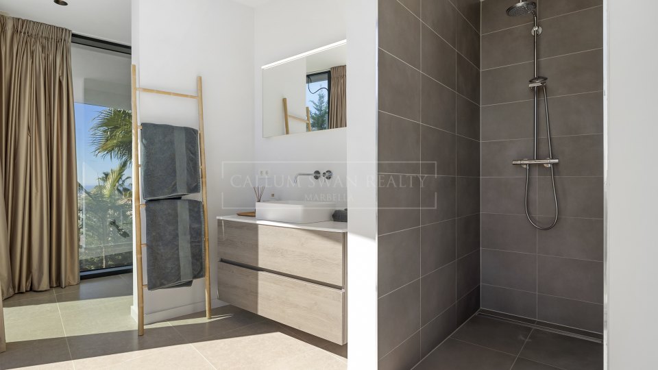 Benahavis, Frontline Golf Villa in La Alqueria, Benahavis